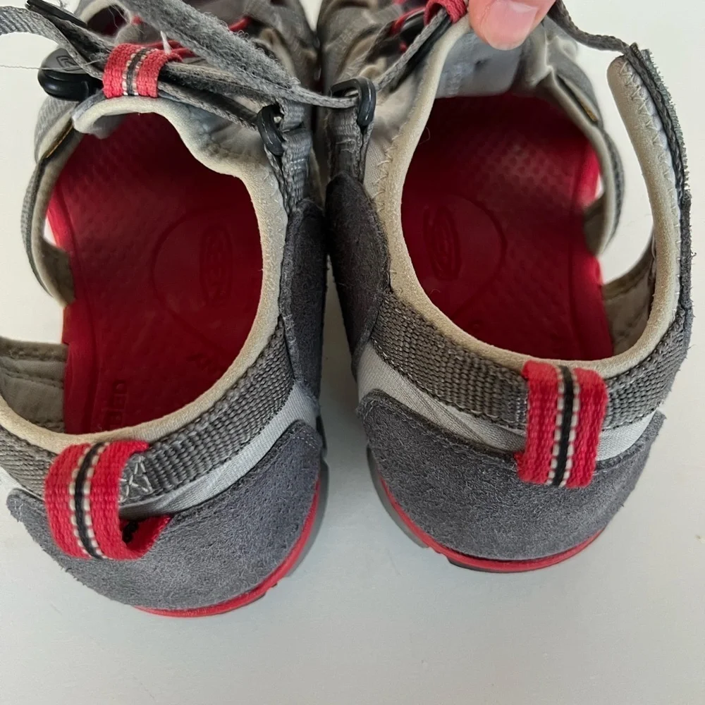 Keen Seacamp II CNX Gray and Red Youth Sandals, Big Boy Size 5